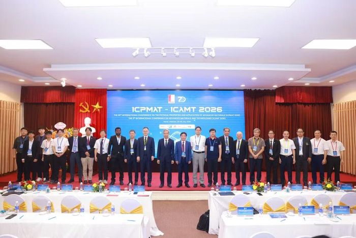 Giáo sư, Tiến sĩ Lê Anh Tuấn, Giám đốc Đại học Bách khoa Hà Nội cùng các đại biểu, các nhà khoa học trong nước và quốc tế tham dự hội thảo.