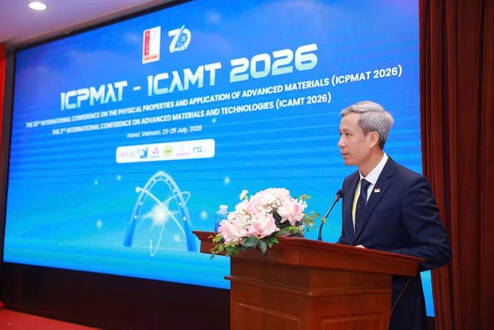 Giáo sư, Tiến sĩ Lê Anh Tuấn, Giám đốc Đại học Bách khoa Hà Nội phát biểu ý kiến.