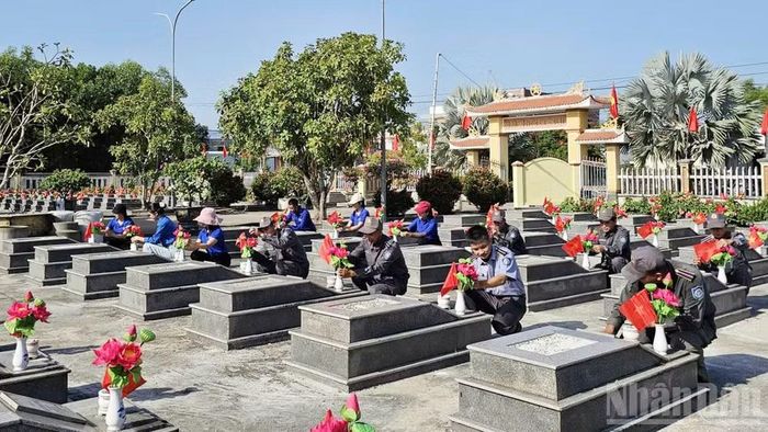 Đoàn viên, thanh niên chỉnh trang, làm đẹp Nghĩa trang Liệt sĩ Tam Giang (xã Núi Thành).