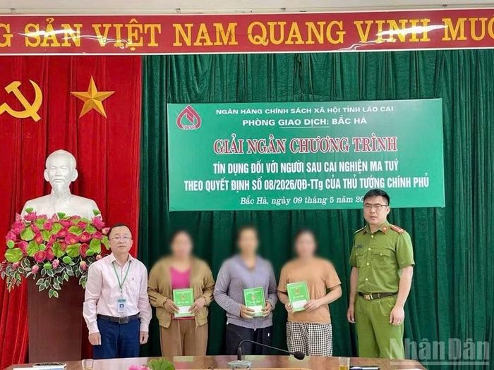 Giải ngân tín dụng đối với người sau cai nghiện ma túy tại phòng giao dịch Bắc Hà, tỉnh Lào Cai. (Ảnh: THANH SƠN)
