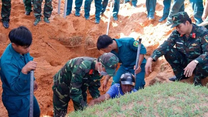 Các đơn vị khai quật hài cốt liệt sĩ.
