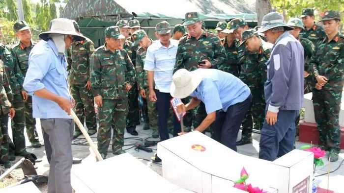 Các đơn vị chuẩn bị lấy mẫu cho mộ chưa xác định được thông tin.
