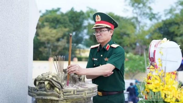 Thiếu tướng Lương Đình Chung, Chính ủy Quân khu 5 dâng hương tại Nghĩa trang Liệt sĩ Tam Ngọc.
