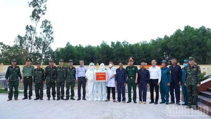 Thiếu tướng Lương Đình Chung, Chính ủy Quân khu 5 tặng quà tổ công tác đang thực hiện nhiệm vụ lấy mẫu hài cốt liệt sĩ tại Nghĩa trang Liệt sĩ Tam Ngọc, phường Hương Trà, thành phố Đà Nẵng.