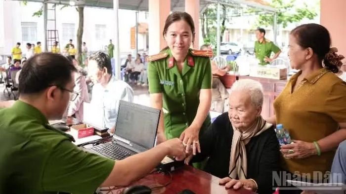 Công an thành phố Cần Thơ thực hiện cao điểm thu nhận mẫu sinh phẩm ADN thân nhân liệt sĩ chưa xác định danh tính. (Ảnh: NHÂN DÂN)