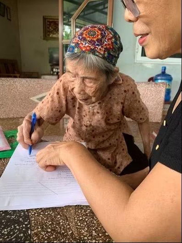 Trợ giúp pháp lý cho bà Nguyễn Thị Thanh, 97 tuổi, mẹ liệt sĩ ở tỉnh Thái Nguyên. (Ảnh: Bộ Tư pháp)