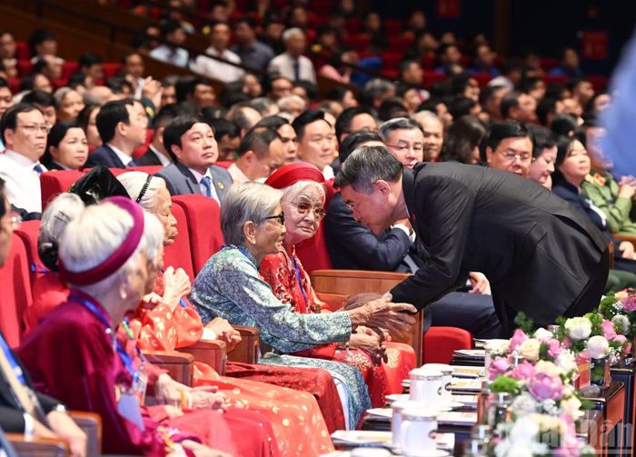 Thủ tướng Lê Minh Hưng thăm hỏi các Mẹ Việt Nam Anh hùng tại Hội nghị tri ân người có công với cách mạng toàn quốc năm 2026.