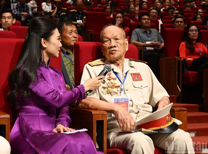 Đại tá Nguyễn Hữu Tài, cán bộ tiền khởi nghĩa, 97 tuổi, giao lưu tại Hội nghị.