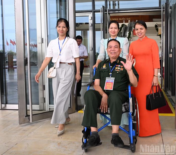 Các đại biểu người có công với cách mạng.