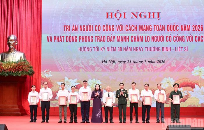 Đại tướng Phan Văn Giang, Ủy viên Bộ Chính trị, Phó Thủ tướng Chính phủ, Bộ trưởng Quốc phòng; Bí thư Trung ương Đảng, Phó Chủ tịch nước Võ Thị Ánh Xuân trao kỷ vật cho thân nhân liệt sĩ là cán bộ đi B.
