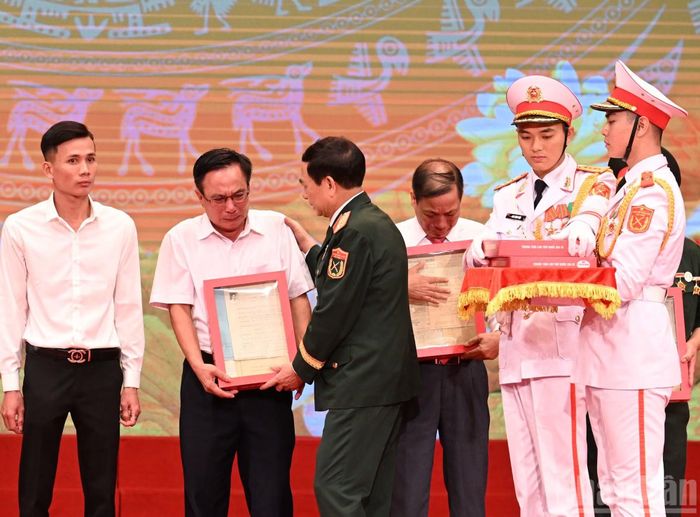 Thân nhân của các liệt sĩ là cán bộ đi B xúc động nhận lại kỷ vật của người thân.