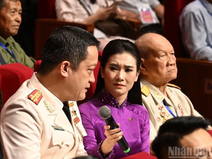 Đại tá Nguyễn Đức Cường, Anh hùng Lực lượng vũ trang, Phó Giám đốc Công an tỉnh Nghệ An, giao lưu tại Hội nghị.