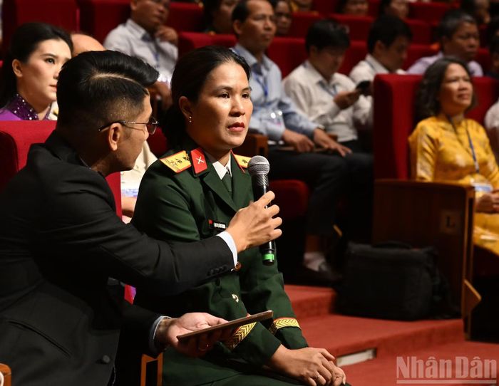 Thượng tá Đặng Thị Bích Trang, vợ liệt sĩ phi công Trần Thanh Nghị, chia sẻ tại Hội nghị.