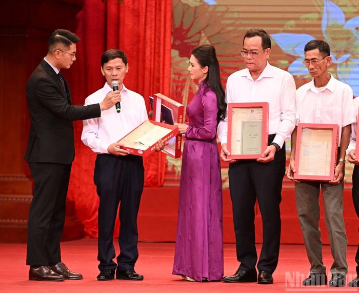 Trao kỷ vật cho thân nhân liệt sĩ là cán bộ đi B.