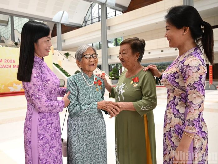 Mẹ Việt Nam Anh hùng Trần Thị Thi (đeo kính) bên bà Đào Thị Bông, vợ Anh hùng Lực lượng vũ trang nhân dân Trần Văn Thái, là đại biểu người có công của tỉnh An Giang.