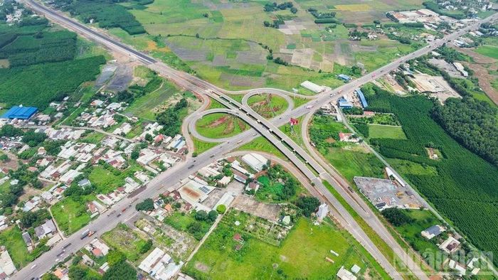 Cùng các tuyến đường cao tốc, vành đai kết nối sân bay Long Thành gấp rút hoàn thiện, thành phố Đồng Nai đang xây dựng hàng loạt tuyến đường hiện đại tạo mạng lưới giao thông kết nối khép kín với sân bay.