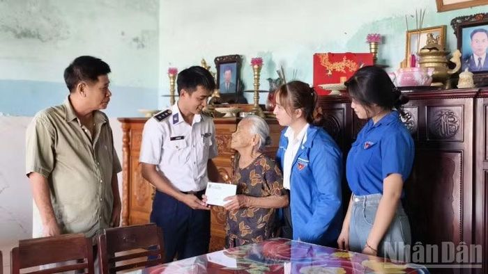 Các cơ quan, đơn vị thăm, động viên và trao quà tặng gia đình thương binh, liệt sĩ, người có công với cách mạng trên địa bàn.