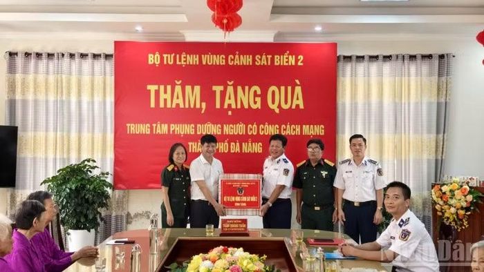 Thiếu tướng Trần Quang Tuấn, Tư lệnh Vùng Cảnh sát biển 2 thăm hỏi, tặng quà các thương binh, bệnh binh tại Trung tâm Phụng dưỡng người có công thành phố Đà Nẵng.