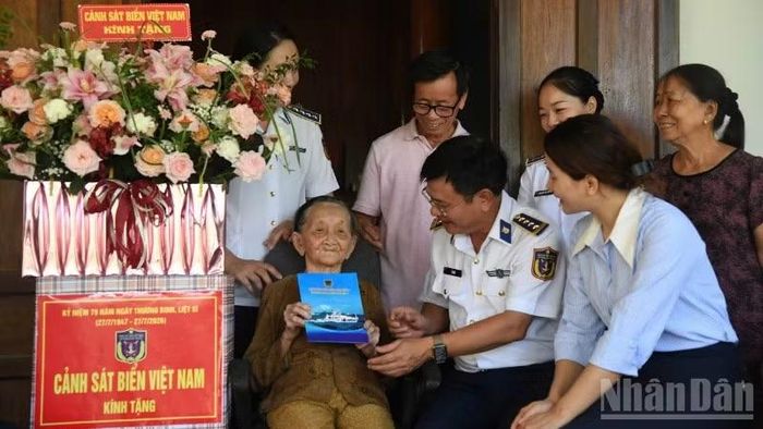 Đại tá Lê Huy, Chính ủy Bộ Tư lệnh Vùng Cảnh sát biển 2 thăm hỏi sức khỏe Mẹ Việt Nam anh hùng Nguyễn Thị Thoại.