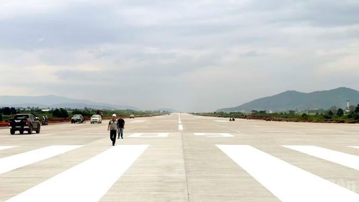 Đường băng sân bay Liên Khương sẵn sàng cho đợt bay kiểm tra, hiệu chuẩn. (Ảnh chụp ngày 22/7).
