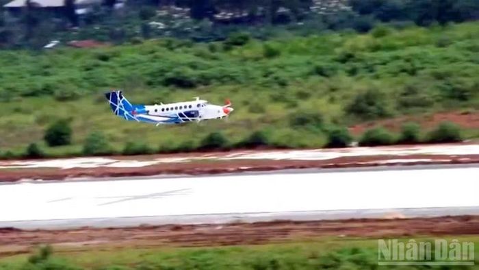 Tàu bay chuyên dụng thực hiện công tác bay hiệu chuẩn tại Cảng hàng không quốc tế Liên Khương ngày 23/7.