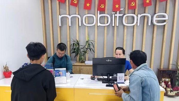 MobiFone Quảng Trị hỗ trợ khách hàng xác thực thông tin thuê bao.