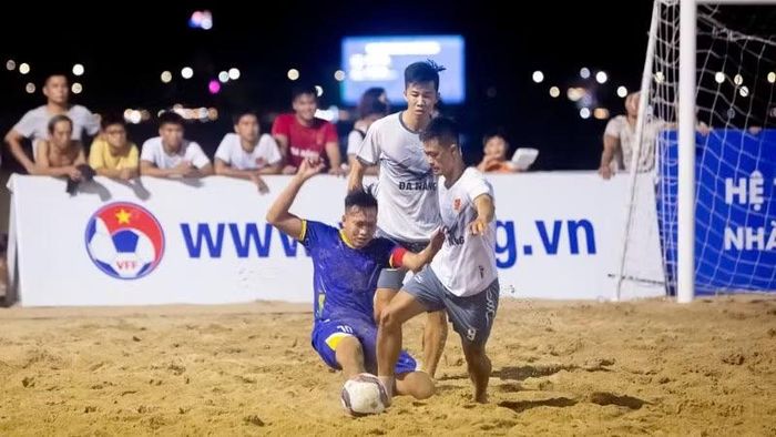 Các cầu thủ tranh tài tại sân bóng bãi biển, khu vực Tượng đài Chiến thắng.