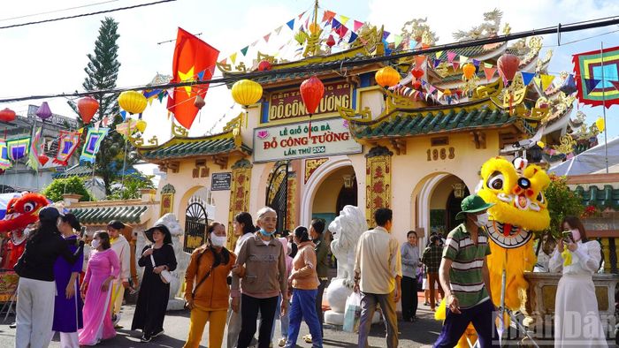 Người dân viếng Đền thờ ông, bà Đỗ Công Tường lần thứ 206. (Ảnh: HỮU NGHĨA)