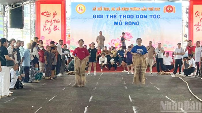 Thanh thiếu niên tham gia hoạt động thể dục, thể thao dịp lễ giỗ. (Ảnh: HỮU NGHĨA)