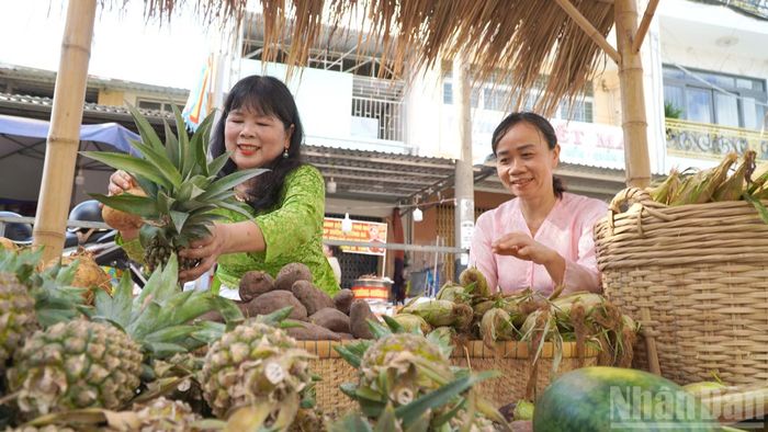 Hoạt động mua bán tại lễ giỗ. (Ảnh: HỮU NGHĨA)