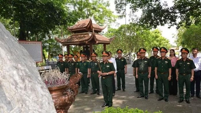 Đoàn công tác dâng hương tại Khu di tích lịch sử quốc gia 27/7. (Ảnh: DUY ĐỨC)