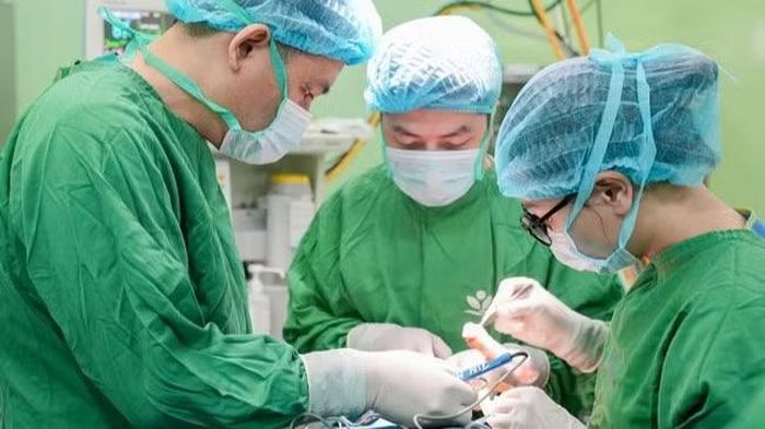 Tại Bệnh viện Nhi Trung ương, thay vì phải trải qua một cuộc đại phẫu với việc tháo rời và tái tạo lại gần như toàn bộ khối xương trán-ổ mắt, nhiều bệnh nhi hiện nay đã được điều trị bằng kỹ thuật kéo giãn phức hợp trán-ổ mắt.