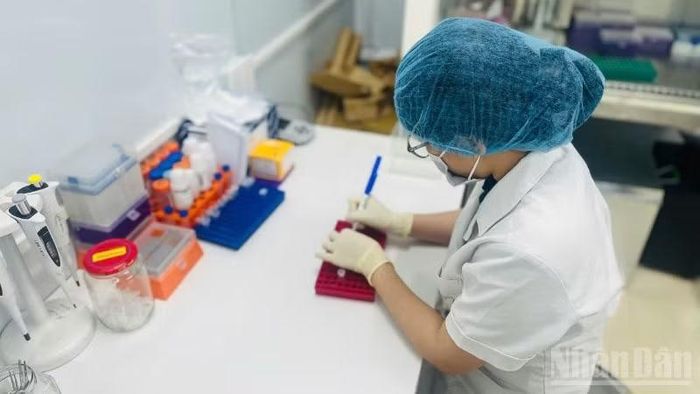 Chuyên gia giám định tại Trung tâm Pháp y Hà Nội. (Ảnh: Báo Nhân Dân)