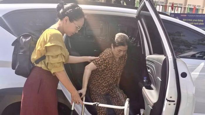 Phường Phước Thắng hỗ trợ phương tiện đưa người cao tuổi gặp khó khăn khi đi lại ra điểm khám sức khỏe.