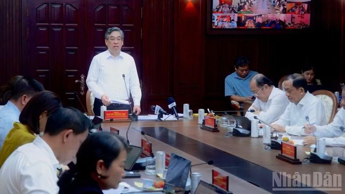 Đồng chí Nguyễn Phước Lộc, Phó Bí thư Thành ủy, Chủ tịch Ủy ban Mặt trận Tổ quốc Việt Nam Thành phố Hồ Chí Minh chỉ đạo cuộc họp trực tuyến với các địa phương về triển khai khám sức khỏe toàn dân.