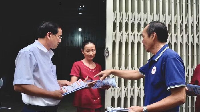Ông Nguyễn Tấn Bản (áo trắng), Bí thư Đảng ủy phường Phước Thắng trực tiếp đến từng khu phố gặp mặt người dân phổ biến về chương trình khám sức khỏe toàn dân.