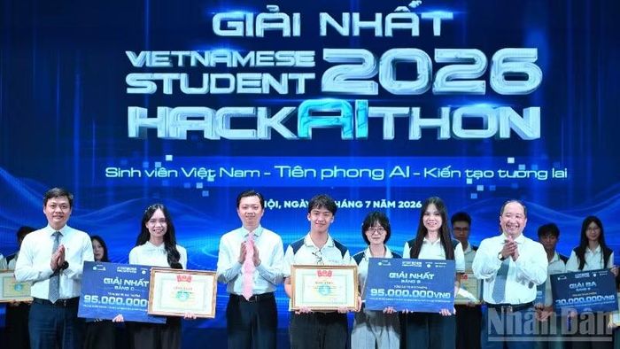 Đại diện Ban tổ chức Cuộc thi trao giải Nhất tặng các cá nhân, đội tuyển xuất sắc của các bảng đấu. (Ảnh: Báo Nhân Dân)
