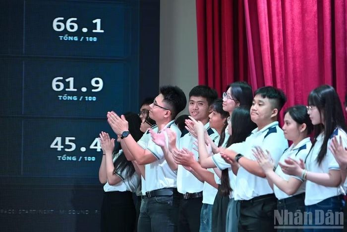 Các đội thi nghe công bố kết quả.