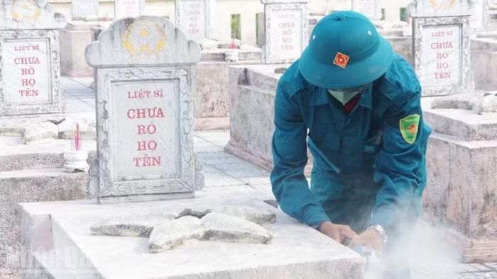 Các lực lượng khai mở các phần mộ kiên cố, cố gắng tìm mẫu để xác định danh tính các anh.