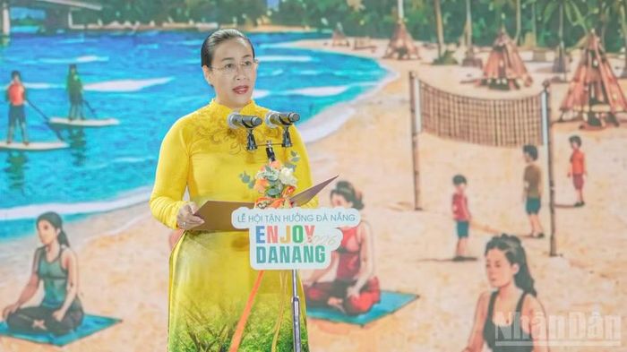 Bà Nguyễn Thị Anh Thi - Phó Chủ tịch Ủy ban nhân dân thành phố Đà Nẵng phát biểu khai mạc Lễ hội.