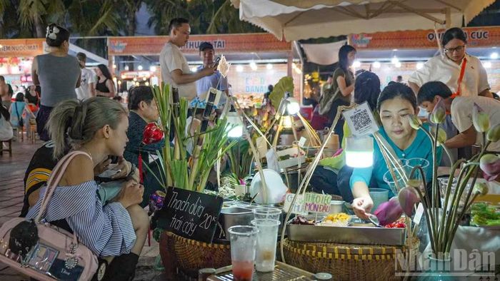 Những quầy phục vụ đồ ăn mang đậm hơi hướng ẩm thực đường phố phục vụ các món đặc sản địa phương.