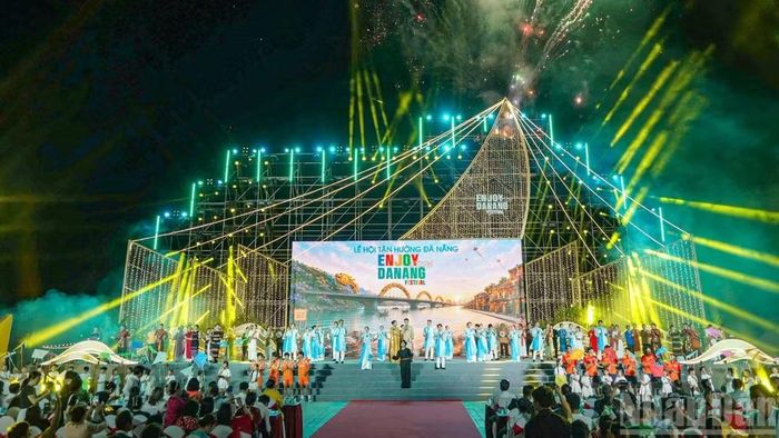 Lễ khai mạc Lễ hội "Tận hưởng Đà Nẵng 2026" được tổ chức trang trọng, quy mô. (Ảnh: Báo Nhân Dân)