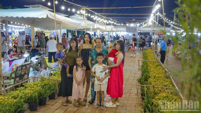 Người dân cùng du khách chụp ảnh lưu niệm tại buổi khai mạc Lễ hội.