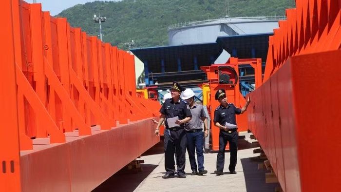 Lực lượng hải quan thực hiện thủ tục kiểm tra, giám sát hàng hóa xuất khẩu, nhập khẩu.