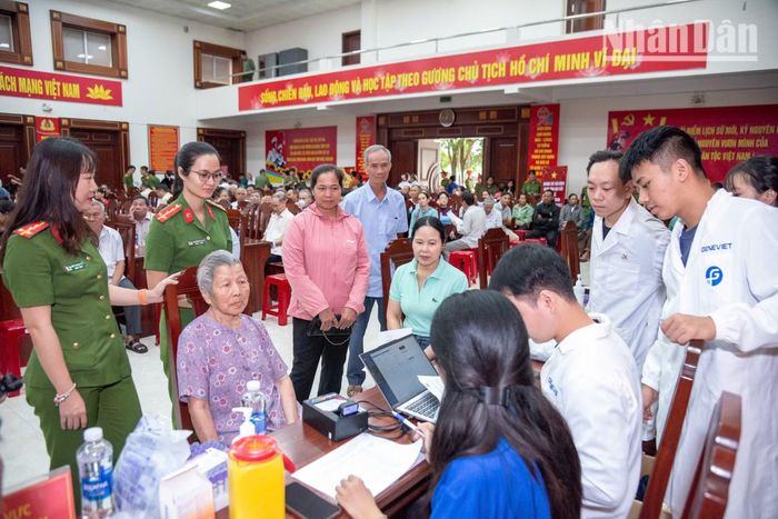 Các gia đình than nhân liệt sĩ tin tưởng vào công nghệ gen tiến bộ sẽ mở ra "cánh cửa" mới cho hành trình tìm kiếm. Từng cử chỉ ân cần của cán bộ lấy mẫu giúp bà con vơi bớt phần nào sự mệt mỏi của ngày nắng nơi cao nguyên đất đỏ.