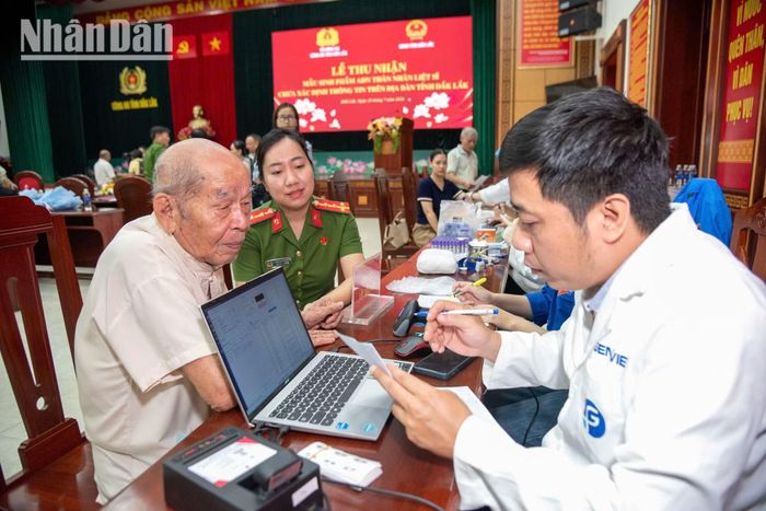Sự hiện diện của các chuyên gia công nghệ gene mang lại niềm tin khoa học cho các gia đình.