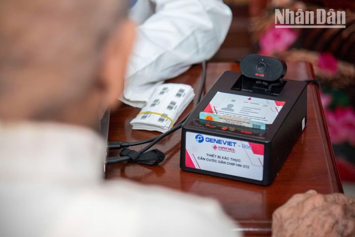 Các thiết bị công nghệ hiện đại được huy động để cập nhật dữ liệu tại chỗ. Hệ thống máy tính kết nối trực tiếp với cơ sở dữ liệu giúp việc tra cứu và đối soát diễn ra tức thời. Việc ứng dụng chuyển đổi số trong công tác đền ơn đáp nghĩa là một bước tiến đột phá.