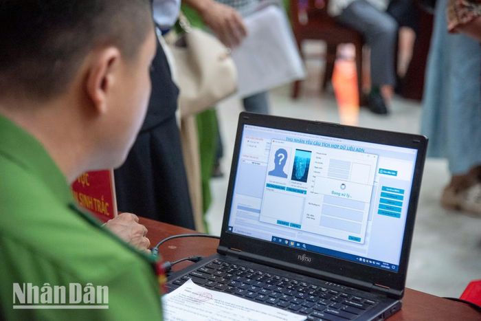 Lực lượng Công an làm việc không nghỉ tay để đảm bảo tiến độ thu nhận mẫu theo kế hoạch 500 ngày đêm. Sự đồng bộ về giải pháp kỹ thuật đảm bảo tính bảo mật và chính xác tuyệt đối cho dữ liệu gene.