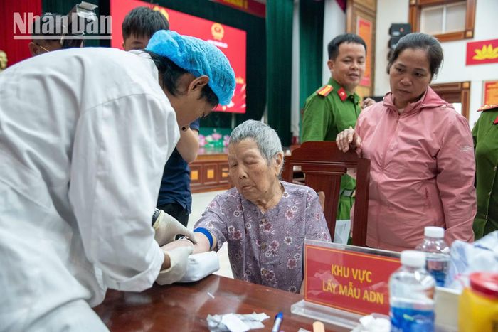 Kỹ thuật viên Công ty Gen Việt thực hiện lấy mẫu sinh phẩm. Quy trình được thực hiện nhanh chóng, chuyên nghiệp và đảm bảo vệ sinh y tế khắt khe. Từng bộ kit lấy mẫu đều được dán mã số định danh để tránh nhầm lẫn tuyệt đối.