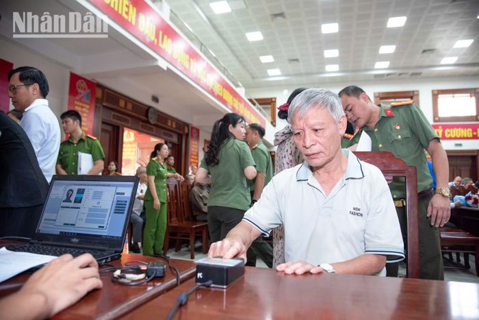 Cán bộ Công an hướng dẫn thân nhân kê khai thông tin vào phiếu đăng ký, bảo đảm thông tin khớp với Cơ sở dữ liệu quốc gia về dân cư. Từng dòng thông tin về liệt sĩ được ghi chép cẩn thận, tỉ mỉ để phục vụ cho việc đối soát sau này. Đây là bước quan trọng nhất để tạo lập dữ liệu sạch và chính xác.